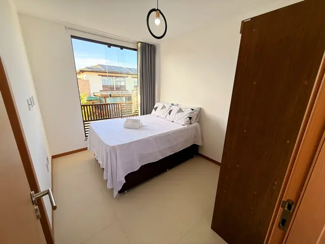 Outro ângulo do quarto com varanda